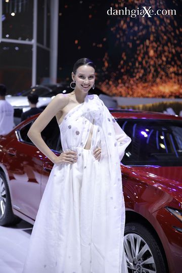 Những mẫu Tây luôn thu hút sự chú ý của ống kính phóng viên