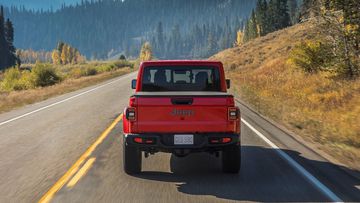 Đuôi xe Jeep Gladiator 2023 vẫn thiết kế với các điểm nhấn vuông vức đặc trưng