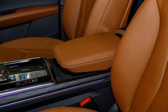 Bệ tì tay Audi Q7 2025 tiếp tục được bọc da cao cấp