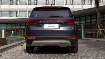 Đuôi xe Hyundai Custin 2024 rất gọn gàng nhưng không kém phần thực dụng