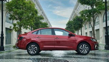 Thân xe Volkswagen Virtus 2023 cũng mang thiết kế đặc trưng thương hiệu với các đường dập nổi