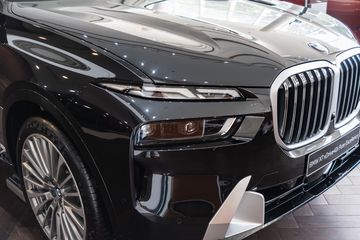 Hốc hút gió bên dưới cản trước cũng được tạo hình góc cạnh hơn.