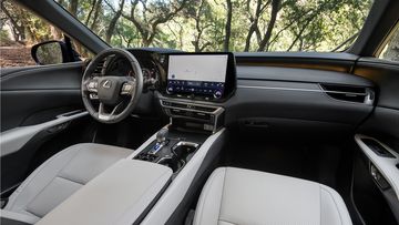 Khoang nội thất Lexus RX 2023 sang trọng với các chất liệu bọc da và ốp nội thất cao cấp
