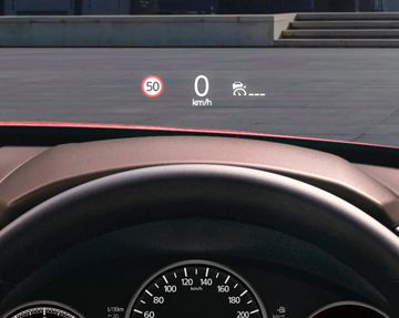 Hãng cũng đầu tư cho CX-30 2023 màn hình màu HUD hiển thị tốc độ nhằm hỗ trợ tối đa cho quá trình điều khiển