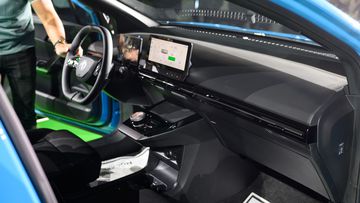 Màn hình giải trí 10,25 inch trên MG4 EV 2025 có giao diện kéo dài, hiển thị nội dung đa dạng