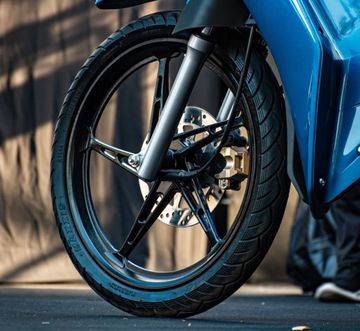 Cả hai phiên bản Yamaha Jupiter Finn 2024 đều sử dụng vành đúc kích thước 17 inch, sơn đen