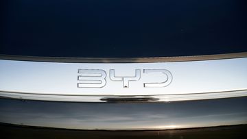 Mặt ca lăng BYD Atto 3 2024 nổi bật với viền mạ chrome và logo BYD đặc trưng