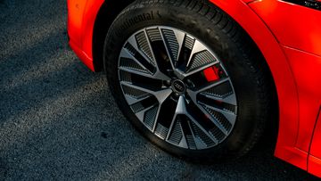 Audi Q8 e-tron 2024 được trang bị bộ mâm hợp kim nhôm 21 inch sang trọng