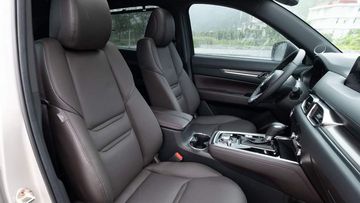 Hàng ghế trước được trang bị đầy đủ tính năng chỉnh điện tích hợp sưởi ấm, riêng ghế lái có nhớ vị trí