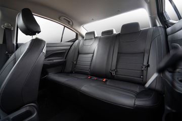 Hàng ghế sau trên Nissan Almera 2023