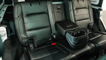 Hàng ghế sau với nhiều tiện nghi