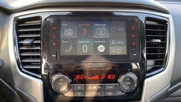 Mitsubishi Triton 2024 sử dụng màn hình cảm ứng trung tâm kích thước 7 inch