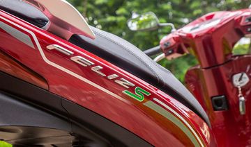 Bộ tem được tô điểm thêm chữ S nổi bật so với bản tiền nhiệm