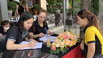 Nhân viên hướng dẫn khách hàng trong buổi trải nghiệm xe