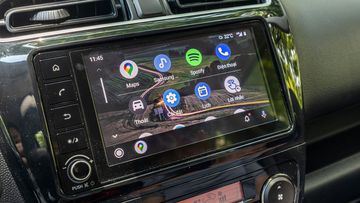 Mitsubishi Attrage 2024 ghi điểm với việc trang bị tiêu chuẩn màn hình cảm ứng trung tâm kích thước 7 inch kèm dàn âm thanh 4 loa cho cả 3 phiên bản