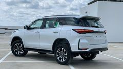 Toyota Fortuner 2023 có phần đuôi xe thiết kế đơn giản với các đường nét vuông vắn