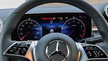 Mercedes-Benz GLC 2023 hiện đại hơn với đồng hồ lái kỹ thuật số 12,3 inch