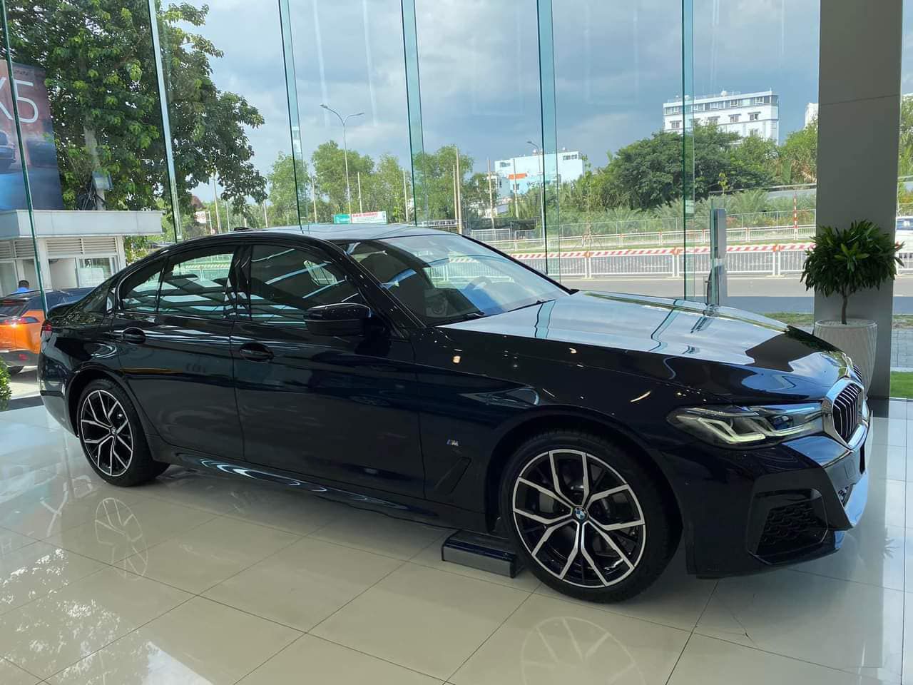 BMW 530i 2025 Giá lăn bánh và khuyến mãi T2/2025
