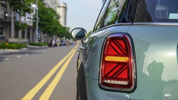 Đèn hậu mang biểu tượng lá cờ Anh Quốc