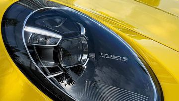Đèn pha hình oval trên Porsche 911 2024