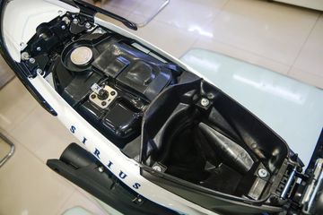 Cốp xe trên Yamaha Sirius 2024 được làm sâu hơn với dung tích tương đối rộng rãi