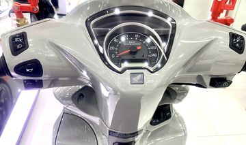 Hộc đựng đồ gia dụng phía đằng trước của Honda Vision 2023 ni được tăng cấp với nắp che tiện dụng