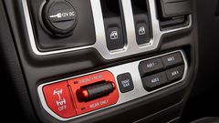 Bảng điều khiển Jeep Wrangler 2023 tích hợp khá nhiều nút hỗ trợ vượt địa hình, bên cạnh hệ thống gài cầu Tru-Lok