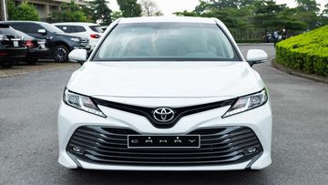 Toyota Camry 2.0G cuốn hút mặt ca lăng cỡ lớn