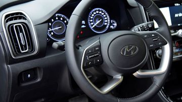 Vô lăng của Hyundai Creta 2022 là loại bọc da, có thể điều chỉnh 4 hướng