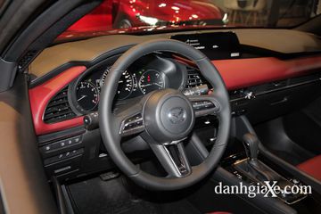 Vô lăng Mazda3 2021 dạng 3 chấu, cảm giác cầm đầm tay