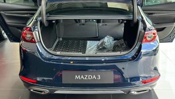 Khoang hành lý trên Mazda 3 có dung tích 450 lít, khá khiêm tốn đối với một mẫu xe hạng C