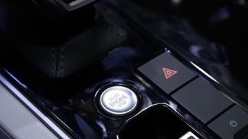 Nút bấm khởi động Volkswagen Touareg 2023 đặt thấp ngay bệ điều khiển trung tâm