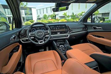 KIA Sportage 2024 cũng được đánh giá tốt về tầm nhìn nhờ cột A vát mỏng hợp lý