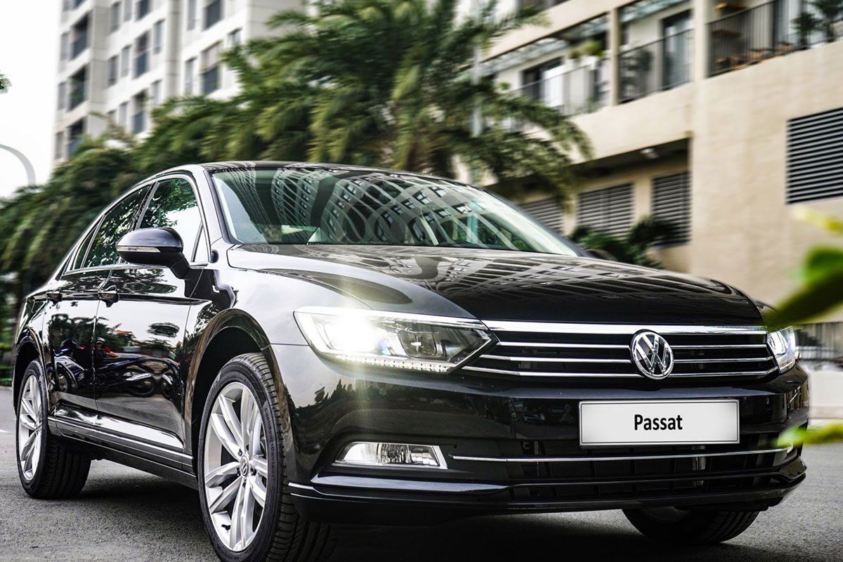 Volkswagen Passat 2022 được thiết kế với nhiều góc cạnh, các chi tiết kết nối theo chiều ngang tạo cảm giác bề thế