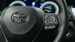 Trên vô lăng cũng tích hợp đầy đủ phím điều khiển Toyota Safety Sense hiện đại