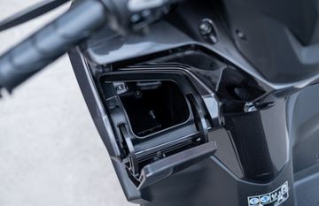 Hộc để đồ bên trái phía trước có nắp che chống nước, bên trong tích hợp cổng sạc USB loại A