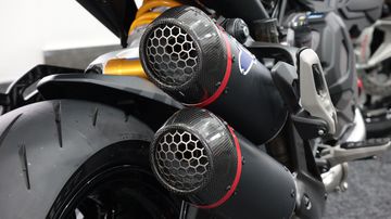 2 ống xả đôi kiểu dáng 2-1-2 cặp bên phải xe Monster 2023