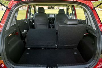 Dung tích tiêu chuẩn là 260 lít trên bản hatchback và 252 lít trên bản sedan. 