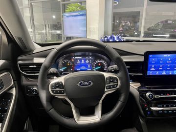 Ford Explorer 2023 sở hữu vô lăng bọc da 3 chấu, tích hợp chức năng chỉnh điện 4 hướng