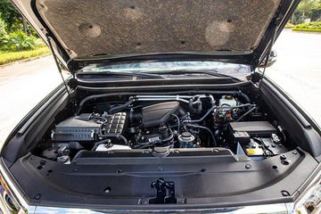 Toyota Land Cruiser Prado 2023 sử dụng động cơ 2TR-FE 4 xi-lanh thẳng hàng, 16 van DOHC Dual VVT-i