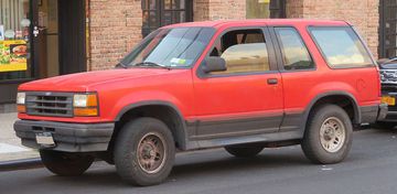 Đời xe Ford Explorer đầu tiên được ra mắt vào tháng 03/1990, nhằm thay thế cho Bronco II