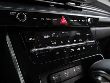 Các nút chỉnh nhiệt độ thường được sử dụng nhất vẫn được Kia thiết kế theo dạng công tắc cơ học