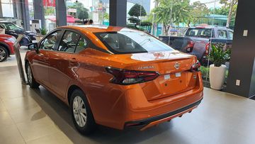 Đuôi xe Nissan Almera 2023 sở hữu các đường nét hài hòa và cân đối