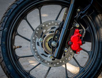 Vành đúc của Honda SH Mode 2024 cảm hứng từ những đôi giày gót nhọn sành điệu