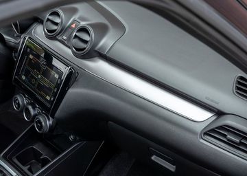 Khoang nội thất của Suzuki Swift 2023 vẫn giữ những nét thiết kế của bản cũ nhưng được thay đổi một số chi tiết
