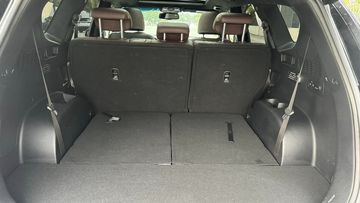Khách hàng có thể gập 2 hàng ghế sau của Hyundai SantaFe 2024 để tăng dung tích khoang hành lý