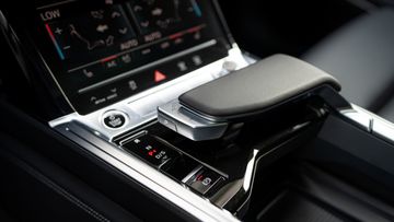 Cần số Audi Q8 e-tron 2024 vẫn là một tay nắm phẳng và bọc da sang trọng