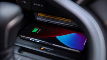 Ngoài ra, Toyota Camry 2022 vẫn được trang bị các tính năng cao cấp vốn đã xuất hiện trước đây như chìa khóa thông minh, khởi động bằng nút bấm, phanh tay điện tử, khóa cửa tự động theo tốc độ… 
