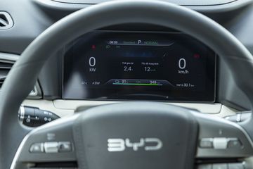 BYD ATTO 2 2025 trang bị màn hình lái kỹ thuật số 8,8 inch hiển thị màu hiện đại, nhưng một số chi tiết khó quan sát vì kích thước nhỏ
