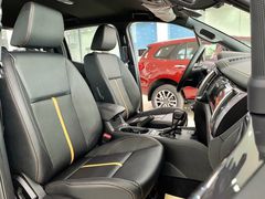 Hàng ghế trước trên Ford Ranger nổi bật với 1 đường chỉ vàng chính giữa